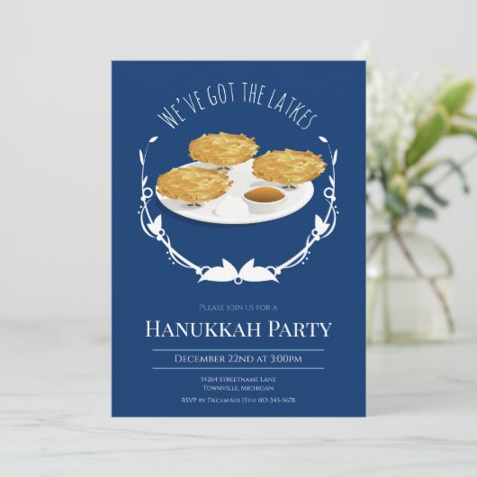 Hanukkah-feest glimlachende Latkes Blauw Witte Fee Kaart (Staand voorkant)