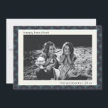 Hanukkah Foto Moderne Geometrische Blauwe Rand Feestdagenkaart<br><div class="desc">Vier het Festival of Lights met deze elegante Chanoeka-fotokaart,  met een moderne geometrische rand in diepblauwe tinten. Het minimale maar verfijnde ontwerp benadrukt uw gekoesterde familiefoto,  waardoor het een zinvolle manier is om vakantiegroeten te delen. Personaliseer het met de naam van uw familie voor een unieke en oprechte touch.</div>