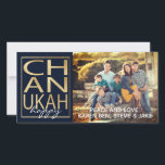 Hanukkah-fotokaart voor Chanukah Happy Gold Feestdagenkaart<br><div class="desc">"Chanukah Happy Gold"-glanzende fotokaart met witte envelop. Personaliseer door foto's en tekst te vervangen. Breng uw foto in en geef met hulpmiddelen aan bebouwen uit, verander filter en zo veel meer. Vervang mijn tekst "gelukkig" en "Vrede en liefde, Karen, Ben, Kev, Sam, Steve & Jake" door je eigen berichten. Pas...</div>