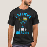 hanukkah gelooft in Miracles Menorah lit j T-shirt<br><div class="desc">Chanoeka geloven in wonderen Menorah ontstoken joodse</div>