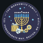 Hanukkah Gepersonaliseerde Menorah Dreidel Classic Ronde Sticker<br><div class="desc">Onze gepersonaliseerde Menorah Dreidel Custom Mailing Sticker bevat een menorah & dreidel. Personaliseer met uw eigen naam en adres om een feestelijke touch toe te voegen aan al uw vakantie mailings. Vragen? Stuur ons een bericht of mail naar bestdressedbread@gmail.com</div>