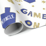 Hanukkah Gift Wrap is een geweldig wonder dat hier Cadeaupapier<br><div class="desc">Hanukkah "Chanukah GAME ON, A Great Mirake is er gebeurd": personaliseer je tekst door deze te verwijderen, er is een geweldig wonder gebeurd hier, dat vervangen wordt door je eigen tekst. Kies uw favoriete doopvontstijl, kleur, en grootte. Kies uit vier stijlen en vijf verpakkingsformaten. Geniet van en bedankt voor het...</div>