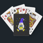 Hanukkah Gnome Holding Menorah Family Gnome Lover Pokerkaarten<br><div class="desc">Dit is een geweldig kerstcadeau. Je familie,  vrienden of kinderen zullen van dit cadeau houden nadat je het aan hen hebt gegeven. Ik wens u en uw familie en vrienden een prettige kerst.</div>