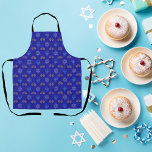 Hanukkah Gold Dreidel Ster van David Menorah Blue Schort<br><div class="desc">Maak je klaar om wat Chanoeka magie in stijl te koken met ons feestelijke Chanoeka schort! Dit schort heeft een prachtig design van gouden Dreidels, Davidster en Menorah op een prachtige blauwe achtergrond, waardoor het de perfecte accessoire is voor uw vakantievieringen. Of je nu latkes aan het bakken bent of...</div>