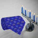 Hanukkah Gold Dreidel Ster van David Menorah Blue Stropdas<br><div class="desc">Jurk om indruk te maken op deze Chanoeka met onze Gold Dreidel, Star of David en Menorah stropdas! Dit stropdas is uw perfecte accessoire voor het verlichten van de festiviteiten. Met zijn elegante ontwerp met gouden Dreidels, Sterren van David en Menorahs op een rijke blauwe achtergrond, voegt het een vleugje...</div>