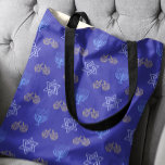 Hanukkah Gold Dreidel Ster van David Menorah Blue Tote Bag<br><div class="desc">Verhoog je Chanoeka-stijl met onze fantastische canvas tas met gouden Dreidels, Stars of David en Menorahs op een levendige blauwe achtergrond. Dit tas is de perfecte mix van feestelijk en functioneel - het is ruim genoeg om al uw vakantie-benodigdheden te dragen en voegt een pop Chanoeka-vrolijkheid toe aan elke outfit....</div>