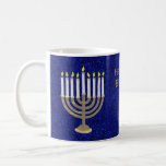 Hanukkah Gold Menorah cadeau of vakantie keuken Koffiemok<br><div class="desc">Kies deze elegante gouden en diepblauwe Chanoeka-mok als cadeau voor iemand speciaal of bouw een set voor uw eigen vakantiekeuken. Dit goudkleurige menorah-ontwerp met negen witte kaarsen op een achtergrond van faux sparkle marineblauw is mijn originele ontwerp en wordt exclusief aangeboden in mijn winkel hier op deze site. Voeg een...</div>