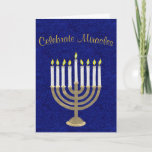 Hanukkah Gold Menorah Celebrate Miracles Elegant Feestdagen Kaart<br><div class="desc">Tegen een faux textured background afbeelding van deep royal blue voegt een antiek goud- en wit Menorah-ontwerp een klassieke elegantie toe aan dit Hanukkah-wenskaart. De "gevierde Draaien"in een gouden toontekst op de voorzijde van de kaart kan aan uw eigen groet worden aangepast als u dit wenst, terwijl binnen de kaart...</div>