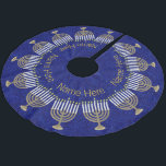 Hanukkah Gold Menorah Family Chrismukkah Kerstboom Rok<br><div class="desc">Personaliseer dit nu! Deze sierlijke gouden Menorah op faux-sparkly blauw ziet er prachtig uit onder je kerstboom of je Chanoeka-struik. Het combineren van vakantietradities hoeft geen uitdaging te zijn voor interreligieuze gezinnen; omarm ze allemaal met liefde. Een Chrismukkah boomrok met Chanoeka Menorahs samen met gepersonaliseerde tekst voor jouw naam of...</div>