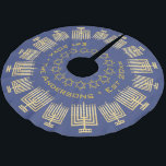 Hanukkah Gold Menorah voegt Jouw naam Chrismukkah  Kerstboom Rok<br><div class="desc">Voeg jouw naam en een jaar toe aan deze gouden Menorah op een donkerblauwe boomrok voor een unieke viering van Hanukkah of Chrismukkah. Twee maten gouden Menorah cirkelen de rok; uw familienaam en "Est. jaar" worden afgedrukt in een eenvoudige gouden toondoopvont tussen de Menorahs en een ring van passende Ster...</div>
