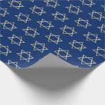 Hanukkah Gold Star van David op Blue Pattern Cadeaupapier<br><div class="desc">Met onze elegante Hanukkah-inpakpapier verpakken je cadeautjes in stijl dit vakantieseizoen. Dit eenvoudige maar chemische ontwerp kenmerkt een blauwe achtergrond met faux gouden Ster van Davids die in een patroon wordt herhaald. Ontworpen door kunstenaar © Susan Coffey.</div>