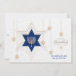 Hanukkah Greetings Holiday Kaart<br><div class="desc">Een elegant Hanukkah-wenskaart met een ster van David en Menorah. (Afbeelding van pikisuperstar op Freepik.com). De kaart kan eenvoudig worden aangepast met uw tekst, lettertype en lettertypekleur. Niet precies wat je zoekt? Al onze producten kunnen zonder extra kosten op maat worden ontworpen om aan uw behoeften te voldoen. Neem gewoon...</div>