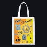 Hanukkah Happy Dancing Dreidels Boodschappentas<br><div class="desc">Hanukkah Happy Dancing Dreidels witte 2-zijdige tas. Alle ontwerpelementen kunnen worden bewerkt. Alle bewerkbare tekst kan worden verwijderd en vervangen door uw eigen bericht. Gebruik uw favoriete lettertype, kleur, grootte en stijl. Gelukkige Chanoeka/Chanoeka! Stijl: Herbruikbare Tas Ga groen en red de planeet met onze herbruikbare boodschappentas! Gemaakt met een lichtgewicht...</div>