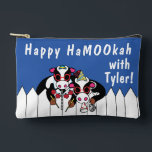 Hanukkah Happy HaMOOkah Etui<br><div class="desc">Hanukkah Happy HaMOOkah, Dreidel Game Pouch. Alle ontwerpelementen kunnen worden bewerkt. Bewerkbare tekst wijzigen met uw favoriete lettertypestijl, -kleur en -grootte. Vul je zakje met dreidels en speel traktaties. Game on!!! Fijne Chanoeka! Type tas: Print Cut Sew Small AccessoBag Type: Print Cut Sew Small Accessory Pouch Onze zakjes zijn er...</div>