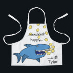 Hanukkah Happy Shark Apron Schort<br><div class="desc">Hanukkah Happy Shark Apron. Personaliseer door tekst te schrappen en uw toe te voegen. Gebruik uw favoriete doopvontstijl, kleur, en grootte. Ben zeker om grootte en riem kleur te kiezen. Alle ontwerpelementen kunnen naar andere Zazzle-producten worden overgebracht en bewerkt. Happy Hanukkah! Bedankt om langs te stoppen. Veel waardering! Grootte: All-over...</div>