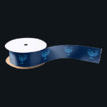Hanukkah Jewish Holiday Hanukkiah Blue Decoration Satijnen Lint<br><div class="desc">Happy Hanukkah Party Jewish Holiday Festival of Lights. Winter Holiday Chanukkah Decoratie met gouden traditionele Chanoekaarsymbolen - Gold Hanukkiah menorah, kandlesje met kaarsen, houten droidels (draaiende top), donuts (zoete donuts), ster van David en gloeiende lichtjes doedelen cartoon blauw patroon, cartoon stijl. Hanukkah Festival of light Event Decoration. Jeruzalem, Israël. Krachten...</div>