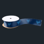 Hanukkah Jewish Holiday Hanukkiah Blue Decoration Satijnen Lint<br><div class="desc">Happy Hanukkah Party Jewish Holiday Festival of Lights. Winter Holiday Chanukkah Decoratie met gouden traditionele Chanoekaarsymbolen - Gold Hanukkiah menorah, kandlesje met kaarsen, houten droidels (draaiende top), donuts (zoete donuts), ster van David en gloeiende lichtjes doedelen cartoon blauw patroon, cartoon stijl. Hanukkah Festival of light Event Decoration. Jeruzalem, Israël. Krachten...</div>