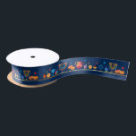 Hanukkah Jewish Holiday Hanukkiah Blue Decoration Satijnen Lint<br><div class="desc">Happy Hanukkah Party Jewish Holiday Festival of Lights. Winter Holiday Chanukkah Decoratie met gouden traditionele Chanoekaarsymbolen - Gold Hanukkiah menorah, kandlesje met kaarsen, houten droidels (draaiende top), donuts (zoete donuts), ster van David en gloeiende lichtjes doedelen cartoon blauw patroon, cartoon stijl. Hanukkah Festival of light Event Decoration. Jeruzalem, Israël. Krachten...</div>