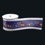 Hanukkah Jewish Holiday Hanukkiah Decoratie Satijnen Lint<br><div class="desc">Happy Hanukkah Party Jewish Holiday Festival of Lights. Winter Holiday Chanukkah Decoratie met gouden traditionele Chanoekaarsymbolen - Gold Hanukkiah menorah, kandlesje met kaarsen, houten droidels (draaiende top), donuts (zoete donuts), ster van David en gloeiende lichtjes doedle cartoon patroon, cartoon stijl. Hanukkah Festival of light Event Decoration. Jeruzalem, Israël. Krachten &...</div>