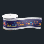 Hanukkah Jewish Holiday Hanukkiah Decoratie Satijnen Lint<br><div class="desc">Happy Hanukkah Party Jewish Holiday Festival of Lights. Winter Holiday Chanukkah Decoratie met gouden traditionele Chanoekaarsymbolen - Gold Hanukkiah menorah, kandlesje met kaarsen, houten droidels (draaiende top), donuts (zoete donuts), ster van David en gloeiende lichtjes doedle cartoon patroon, cartoon stijl. Hanukkah Festival of light Event Decoration. Jeruzalem, Israël. Krachten &...</div>