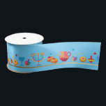 Hanukkah Jewish Holiday Hanukkiah Decoratie Satijnen Lint<br><div class="desc">Happy Hanukkah Party Jewish Holiday Festival of Lights. Winter Holiday Chanukkah Decoratie met gouden traditionele Chanoekaarsymbolen - Gold Hanukkiah menorah, kandlesje met kaarsen, houten droidels (draaiende top), donuts (zoete donuts), ster van David en gloeiende lichtjes doedle cartoon patroon, cartoon stijl. Hanukkah Festival of light Event Decoration. Jeruzalem, Israël. Krachten &...</div>