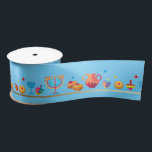 Hanukkah Jewish Holiday Hanukkiah Decoratie Satijnen Lint<br><div class="desc">Happy Hanukkah Party Jewish Holiday Festival of Lights. Winter Holiday Chanukkah Decoratie met gouden traditionele Chanoekaarsymbolen - Gold Hanukkiah menorah, kandlesje met kaarsen, houten droidels (draaiende top), donuts (zoete donuts), ster van David en gloeiende lichtjes doedle cartoon patroon, cartoon stijl. Hanukkah Festival of light Event Decoration. Jeruzalem, Israël. Krachten &...</div>