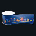 Hanukkah Jewish Holiday Hanukkiah Decoratie Satijnen Lint<br><div class="desc">Happy Hanukkah Party Jewish Holiday Festival of Lights. Winter Holiday Chanukkah Decoratie met gouden traditionele Chanoekaarsymbolen - Gold Hanukkiah menorah, kandlesje met kaarsen, houten droidels (draaiende top), donuts (zoete donuts), ster van David en gloeiende lichtjes doedle cartoon patroon, cartoon stijl. Hanukkah Festival of light Event Decoration. Jeruzalem, Israël. Krachten &...</div>
