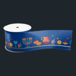 Hanukkah Jewish Holiday Hanukkiah Decoratie Satijnen Lint<br><div class="desc">Happy Hanukkah Party Jewish Holiday Festival of Lights. Winter Holiday Chanukkah Decoratie met gouden traditionele Chanoekaarsymbolen - Gold Hanukkiah menorah, kandlesje met kaarsen, houten droidels (draaiende top), donuts (zoete donuts), ster van David en gloeiende lichtjes doedle cartoon patroon, cartoon stijl. Hanukkah Festival of light Event Decoration. Jeruzalem, Israël. Krachten &...</div>