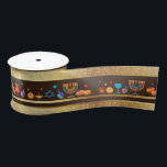 Hanukkah Jewish Holiday Hanukkiah Decoratie Satijnen Lint<br><div class="desc">Happy Hanukkah Party Jewish Holiday Festival of Lights. Winter Holiday Chanukkah Decoratie met gouden traditionele Chanoekaarsymbolen - Gold Hanukkiah menorah, kandlesje met kaarsen, houten droidels (draaiende top), donuts (zoete donuts), ster van David en gloeiende lichtjes doedle cartoon patroon, cartoon stijl. Hanukkah Festival of light Event Decoration. Jeruzalem, Israël. Krachten &...</div>