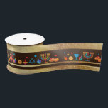 Hanukkah Jewish Holiday Hanukkiah Decoratie Satijnen Lint<br><div class="desc">Happy Hanukkah Party Jewish Holiday Festival of Lights. Winter Holiday Chanukkah Decoratie met gouden traditionele Chanoekaarsymbolen - Gold Hanukkiah menorah, kandlesje met kaarsen, houten droidels (draaiende top), donuts (zoete donuts), ster van David en gloeiende lichtjes doedle cartoon patroon, cartoon stijl. Hanukkah Festival of light Event Decoration. Jeruzalem, Israël. Krachten &...</div>