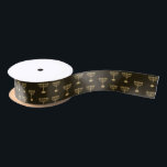 Hanukkah Jewish Holiday Hanukkiah Gold Decoration Satijnen Lint<br><div class="desc">Happy Hanukkah Party Jewish Holiday Festival of Lights. Winter Holiday Chanukkah Decoratie met gouden traditionele Chanoekaarsymbolen - Gold Hanukkiah menorah, kandlesje met kaarsen, houten droidels (spinettop), donuts (zoete donuts), ster van David en gloeiende lichtjes doedelen gouden patroon, cartoon stijl. Hanukkah Festival of light Event Decoration. Jeruzalem, Israël. Krachten & partijbenodigdheden...</div>