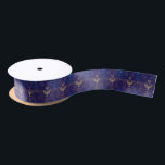 Hanukkah Jewish Holiday Hanukkiah Gold Decoration Satijnen Lint<br><div class="desc">Happy Hanukkah Party Jewish Holiday Festival of Lights. Winter Holiday Chanukkah Decoratie met gouden traditionele Chanoekaarsymbolen - Gold Hanukkiah menorah, kandlesje met kaarsen, houten droidels (spinettop), donuts (zoete donuts), ster van David en gloeiende lichtjes doedelen gouden patroon, cartoon stijl. Hanukkah Festival of light Event Decoration. Jeruzalem, Israël. Artikelen & partijbenodigdheden...</div>