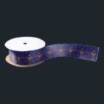 Hanukkah Jewish Holiday Hanukkiah Gold Decoration Satijnen Lint<br><div class="desc">Happy Hanukkah Party Jewish Holiday Festival of Lights. Winter Holiday Chanukkah Decoratie met gouden traditionele Chanoekaarsymbolen - Gold Hanukkiah menorah, kandlesje met kaarsen, houten droidels (spinettop), donuts (zoete donuts), ster van David en gloeiende lichtjes doedelen gouden patroon, cartoon stijl. Hanukkah Festival of light Event Decoration. Jeruzalem, Israël. Artikelen & partijbenodigdheden...</div>