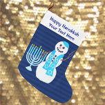 Hanukkah Jewish Snowman Blue Menorah voor kinderen Grote Kerstsok<br><div class="desc">Alleen omdat je Chanoeka viert, betekent niet dat je geen kous kunt ophangen. Deze brutale sneeuwman in zijn felblauwe Star Of David sjaal met zijn eigen Menorah is een origineel ontwerp dat de witte en blauwe Chanoeka kous nog unieker maakt. Personaliseer de Happy Chanoeka-tekst met namen of datums voor een...</div>