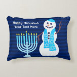 Hanukkah Joodse Sneeuwman Blue Menorah Vakantie Decoratief Kussen<br><div class="desc">Dit schattige Chanoeka kussen ziet er geweldig uit in de familiekamer of wordt weergegeven op de bedden van het kind. Kleine accent kussens maken het versieren voor de feestdagen een fluitje van een cent en maken ook geweldige gepersonaliseerde geschenken. De gelukkige sneeuwman en het traditionele Menorah-symbool maken een leuk patroon...</div>