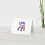 Hanukkah Kat Feestdagen Kaart<br><div class="desc">Het schattige Happy Hanukkah-Kat dat leuke droesels rondstrooit voor een traditionele joodse menorah is perfect voor Chanoekaartjes en cadeauideeën voor de feestdagen.</div>