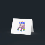 Hanukkah Kat Feestdagen Kaart<br><div class="desc">Het schattige Happy Hanukkah-Kat dat leuke droesels rondstrooit voor een traditionele joodse menorah is perfect voor Chanoekaartjes en cadeauideeën voor de feestdagen.</div>