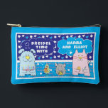 Hanukkah Kat Hond Muis Vogel Speel Dreidel Etui<br><div class="desc">Hanukkah kat, hond, muis en vogel spelen Dreidel spel, buidel. Alle ontwerpelementen kunnen worden bewerkt. Bewerkbare tekst wijzigen met uw favoriete lettertypestijl, -kleur en -grootte. Vul je zakje met dreidels en speel traktaties. Game on!!! Fijne Chanoeka! Tas Type: Print Cut Naai Kleine Accessoirezak Onze zakjes zijn er in twee maten...</div>