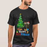 Hanukkah Kerstmis Funny Merry Happy Chrismukkah T-shirt<br><div class="desc">Merry Happy Christmas is een ontwerp voor een Joodse familie,  Joodse vrienden en iedereen die graag Chanoeka,  Chanoeka,  Joodse Kerstmis of Joodse feestdag viert met dreidel,  menora.</div>