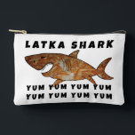 Hanukkah Latka Shark Dreidel Game Etui<br><div class="desc">Hanukkah met Latka Shark, Dreidel Game Pouch. Alle ontwerpelementen kunnen worden bewerkt. Bewerkbare tekst wijzigen met uw favoriete lettertypestijl, -kleur en -grootte. Vul je zakje met dreidels en speel traktaties. Game on!!! Fijne Chanoeka! Tas Type: Print Cut Naai Kleine Accessoirezak Onze zakjes zijn er in twee maten en kunnen veel...</div>