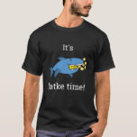 Hanukkah Latke Time/Dark Color Shirt<br><div class="desc">"Het is Latke Time"-Shirt. Personaliseer door tekst te schrappen en uw toe te voegen. Gebruik uw favoriete lettertypekleur, stijl en grootte. Bedankt om te stoppen en te winkelen. Veel waardering. Happy Chanukah/Hanukkah!!! Stijl: Donkere T-shirt met basiskleur, comfortabel, casual en soepel, ons donkere T-shirt met zwaar gewicht zal snel een van...</div>