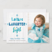 Hanukkah Latkes Laughter Light Photo Rustic Wood Feestdagenkaart (Voorkant)