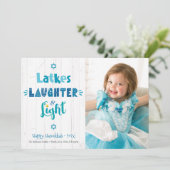 Hanukkah Latkes Laughter Light Photo Rustic Wood Feestdagenkaart (Staand voorkant)