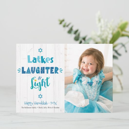 Hanukkah Latkes Laughter Light Photo Rustic Wood Feestdagenkaart (Staand voorkant)