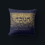 Hanukkah licht de nachtelijke glitter van goud en  kussen<br><div class="desc">De klare Hanukkah Pillow heeft een elegante vakantie-toon. Licht de Nacht van deze Chanoeka op en maak vrienden en familie glimlachen. Goudglitter op de achtergrond van de marine is de perfecte achtergrond voor deze feestelijke Hanukkah-boodschap. Omvat het Hebreeuwse woord "CHANUKAH". U kunt dit dienblad uw eigen maken door in uw...</div>