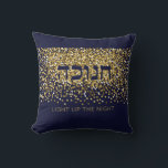 Hanukkah licht de nachtelijke glitter van goud en  kussen<br><div class="desc">De klare Hanukkah Pillow heeft een elegante vakantie-toon. Licht de Nacht van deze Chanoeka op en maak vrienden en familie glimlachen. Goudglitter op de achtergrond van de marine is de perfecte achtergrond voor deze feestelijke Hanukkah-boodschap. Omvat het Hebreeuwse woord "CHANUKAH". U kunt dit dienblad uw eigen maken door in uw...</div>