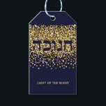Hanukkah licht op de nachtelijke glitter van goud  cadeaulabel<br><div class="desc">Hebreeuwse Chanoeka verlicht de nacht goud/marine glitter. Voeg wat Glam toe aan je cadeau! Verlicht de Nights deze Chanoeka en maak Vrienden & Familie glimlachen. Gouden glitter op marine achtergrond is de perfecte achtergrond voor deze feestelijke Chanoeka boodschap. Inclusief het Hebreeuwse woord "CHANUKAH". U kunt deze labels zelf maken met...</div>