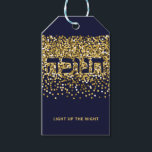 Hanukkah licht op de nachtelijke glitter van goud cadeaulabel<br><div class="desc">Hebreeuwse Chanoeka verlicht de nacht goud/marine glitter. Voeg wat Glam toe aan je cadeau! Verlicht de Nights deze Chanoeka en maak Vrienden & Familie glimlachen. Gouden glitter op marine achtergrond is de perfecte achtergrond voor deze feestelijke Chanoeka boodschap. Inclusief het Hebreeuwse woord "CHANUKAH". U kunt deze labels zelf maken met...</div>