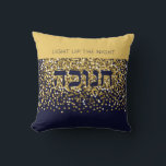 Hanukkah licht op de nachtelijke glitter van goud  kussen<br><div class="desc">Stel een elegante vakantie-toon met deze klastige Hanukkah Pillow Light op de Nights van deze Chanoeka en maak vrienden en familie een glimlach. Goudglitter op de achtergrond van de marine is de perfecte achtergrond voor deze feestelijke Hanukkah-boodschap. Omvat het Hebreeuwse woord "CHANUKAH". Je kunt deze kussen je eigen maken door...</div>