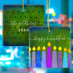 Hanukkah Menorah Candle Script Name Green Keepomwi Keramisch Ornament<br><div class="desc">"Happy Hanukkah." Een speelse, moderne, artsachtige illustratie van boho patroonkaarsen helpt je in stijl te gebruiken in de vakantie van Hanukkah. Geordende blauwe kaarsen met kleurrijke foliepatronen bedekken een rijke, diepe groene getextureerde achtergrond. Aan de achterkant personaliseer je je met je familienaam en het jaar, over een kleine donkergroene ster...</div>